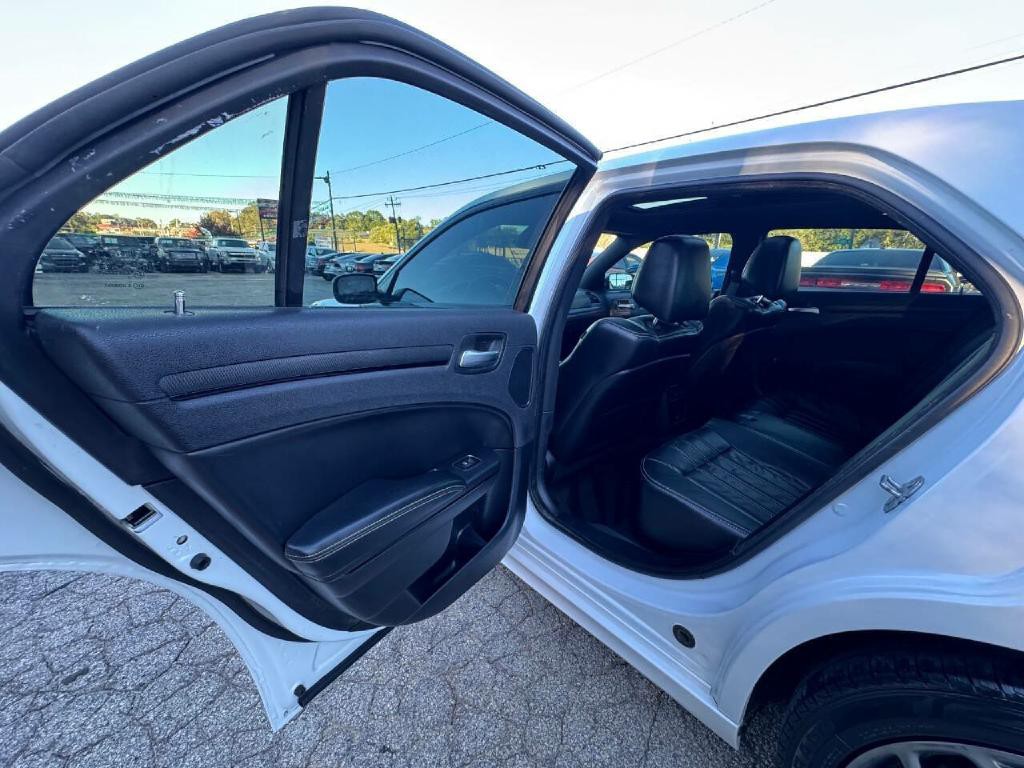 2016 Chrysler 300 Image 13