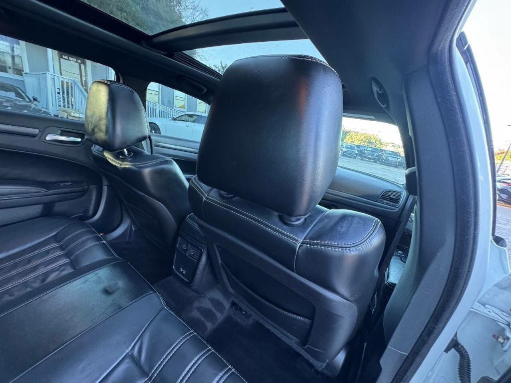 2016 Chrysler 300 Image 14