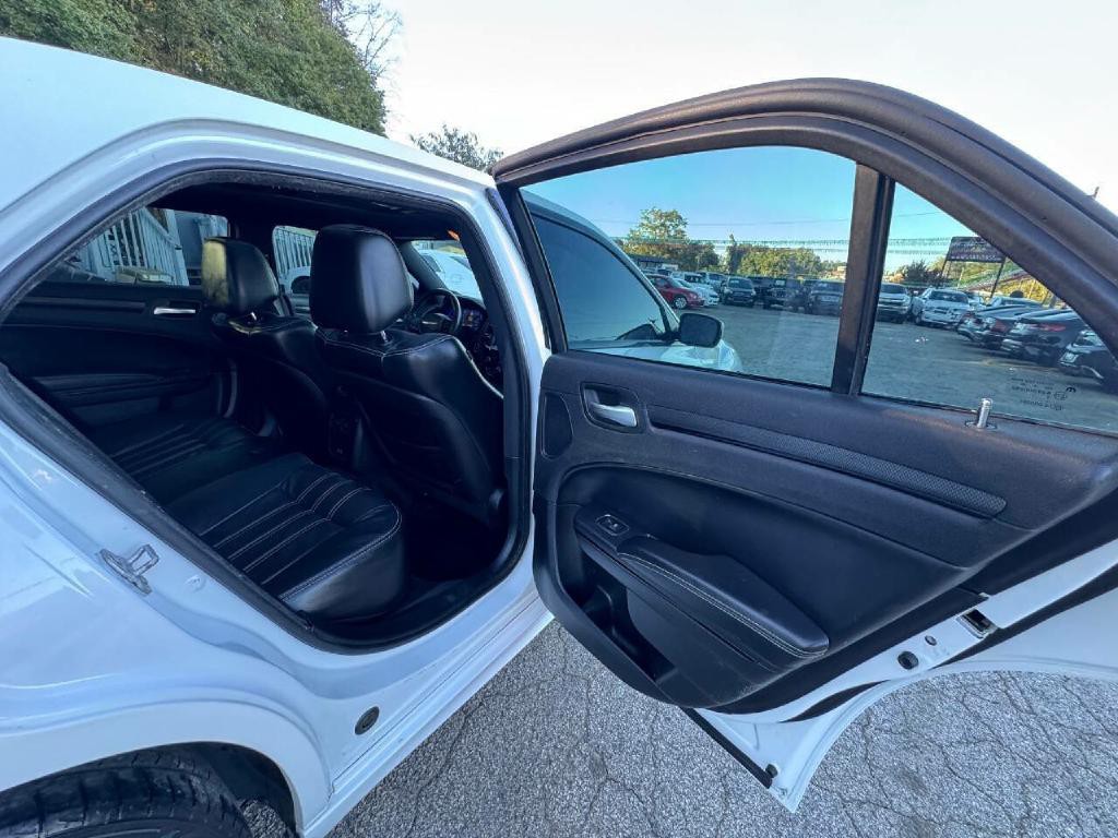 2016 Chrysler 300 Image 17