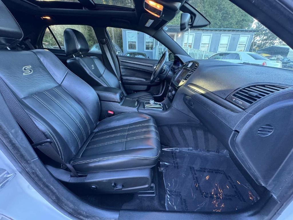 2016 Chrysler 300 Image 19