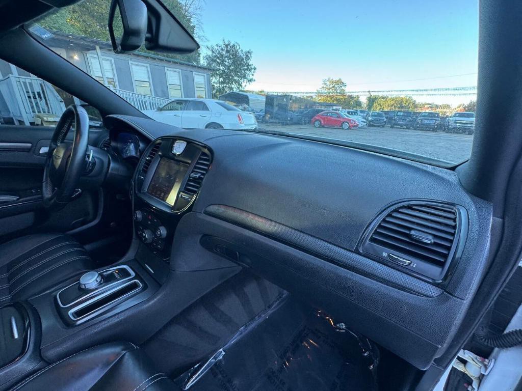 2016 Chrysler 300 Image 20