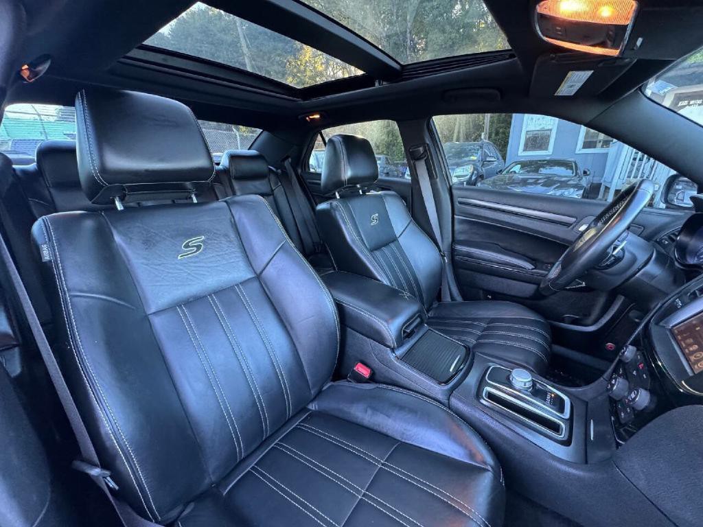 2016 Chrysler 300 Image 22