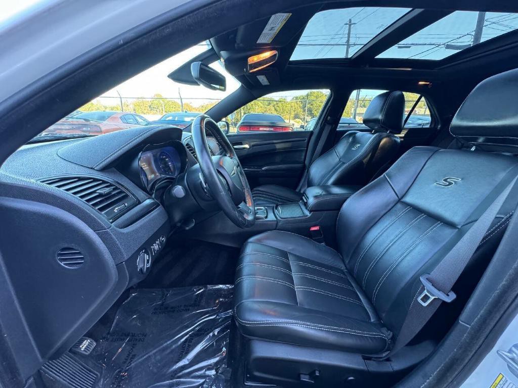 2016 Chrysler 300 Image 24