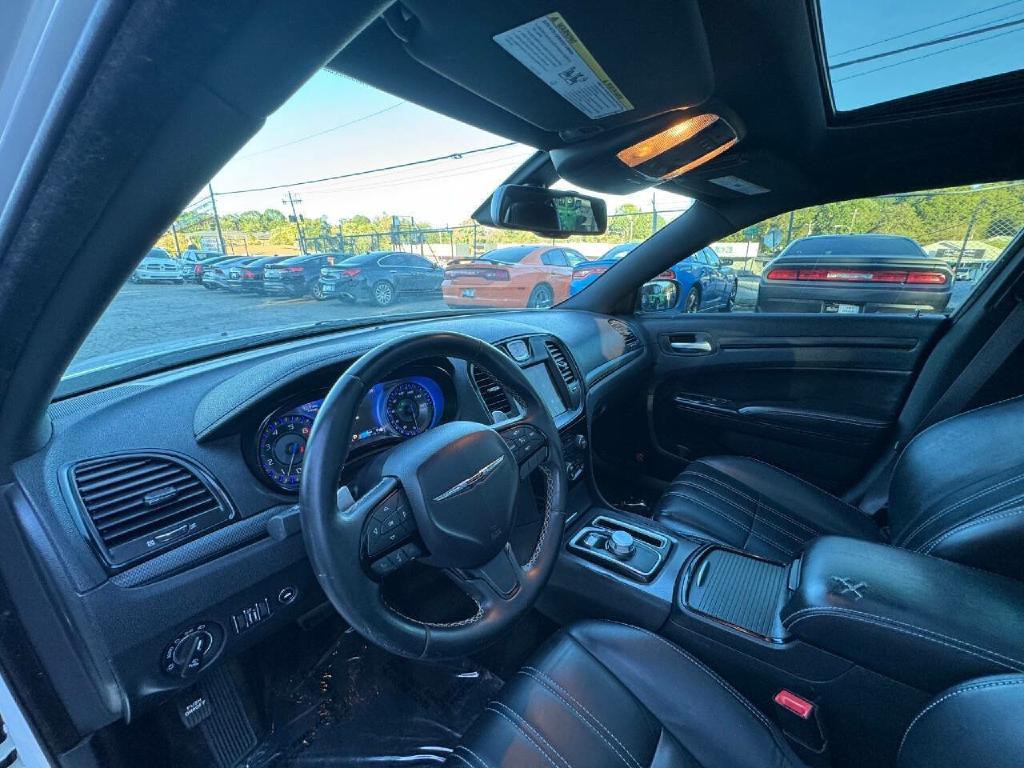 2016 Chrysler 300 Image 25