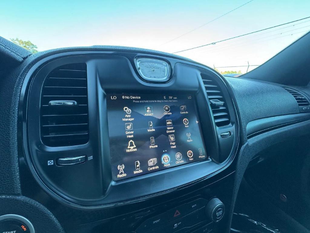 2016 Chrysler 300 Image 29