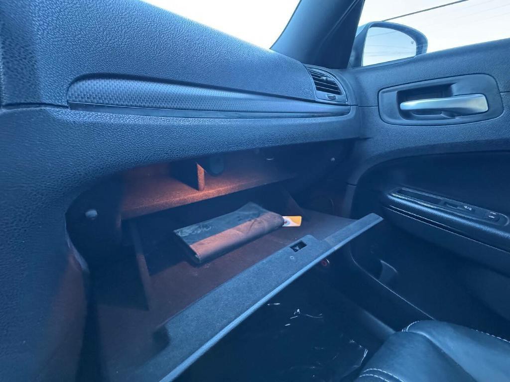 2016 Chrysler 300 Image 31