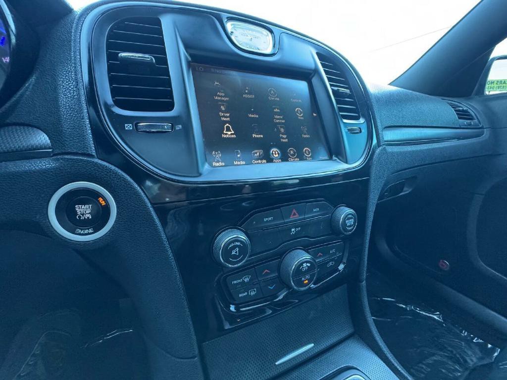 2016 Chrysler 300 Image 32