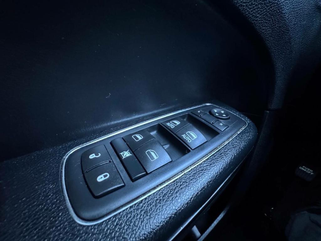 2016 Chrysler 300 Image 34