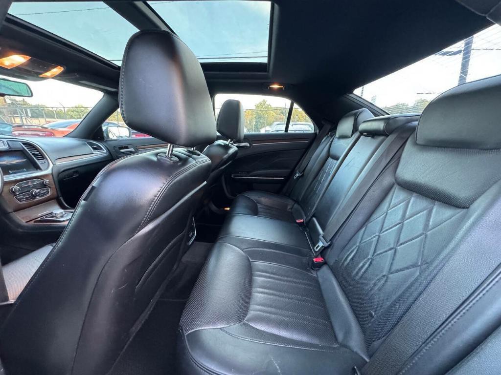 2015 Chrysler 300 Image 7