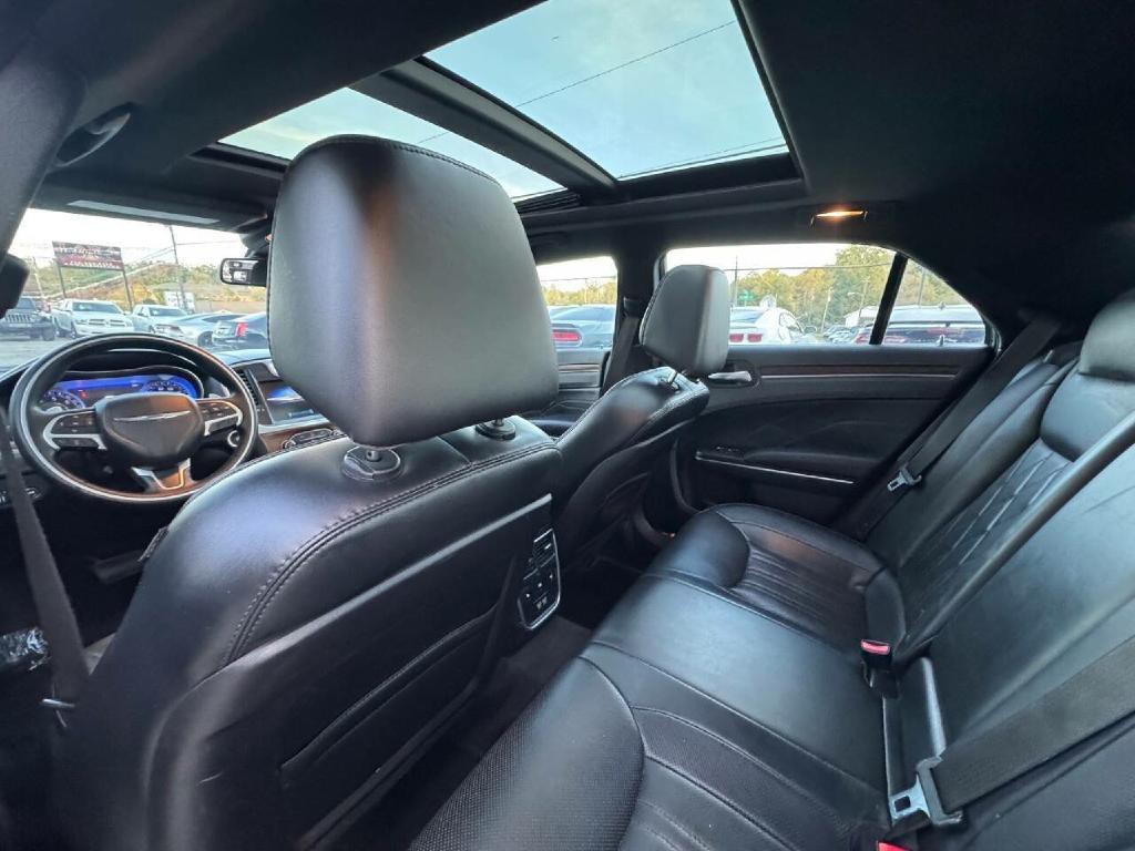 2015 Chrysler 300 Image 9