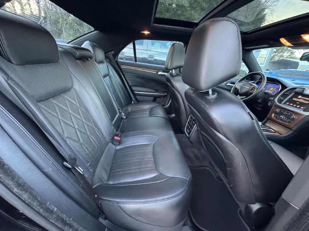 2015 Chrysler 300 Image 11