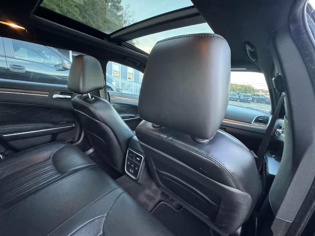 2015 Chrysler 300 Image 12