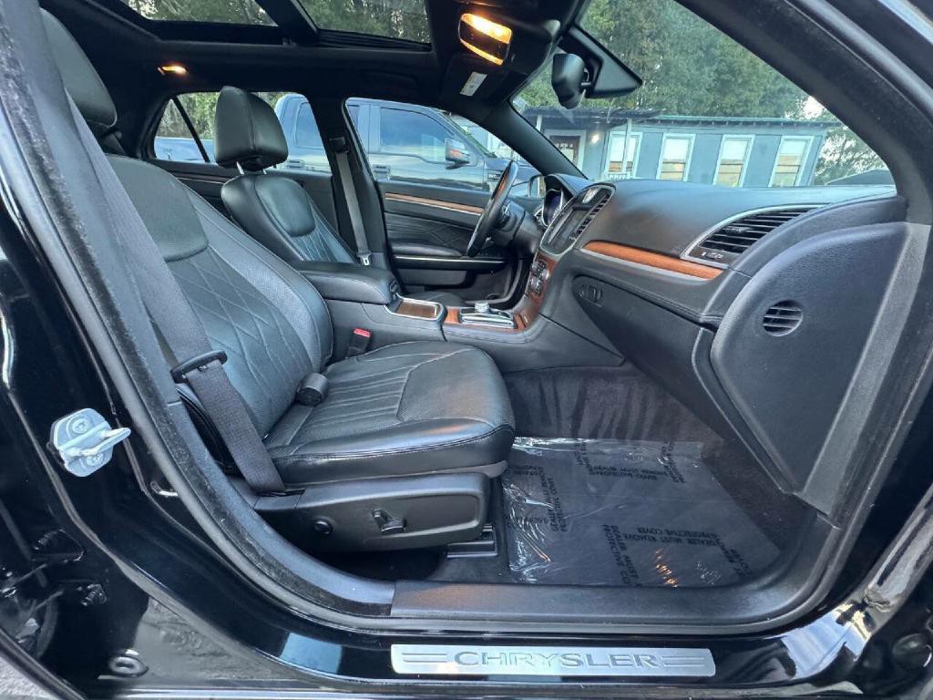 2015 Chrysler 300 Image 16