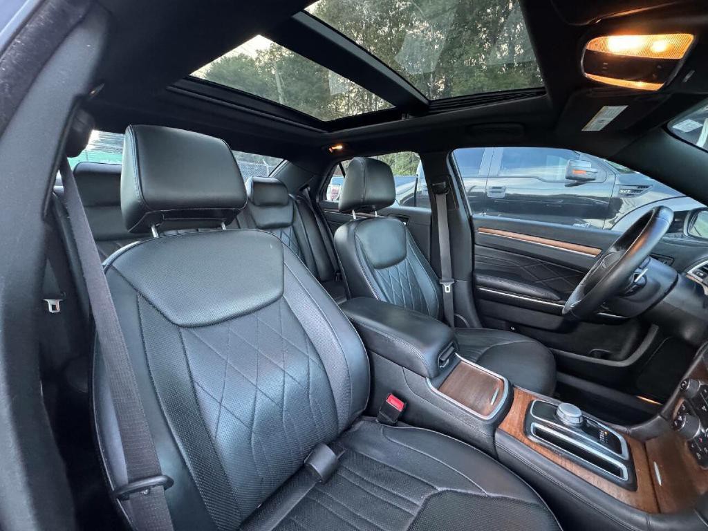 2015 Chrysler 300 Image 17