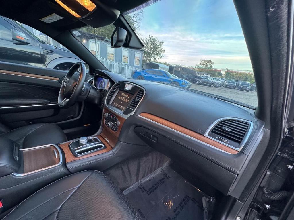 2015 Chrysler 300 Image 18