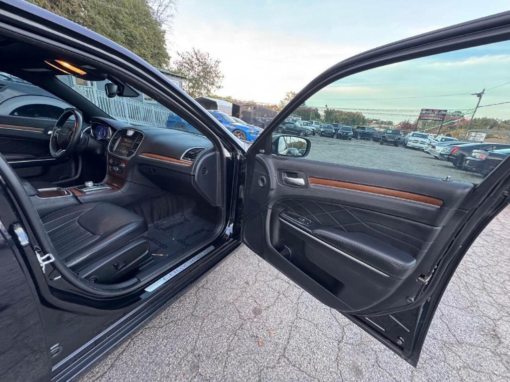 2015 Chrysler 300 Image 19