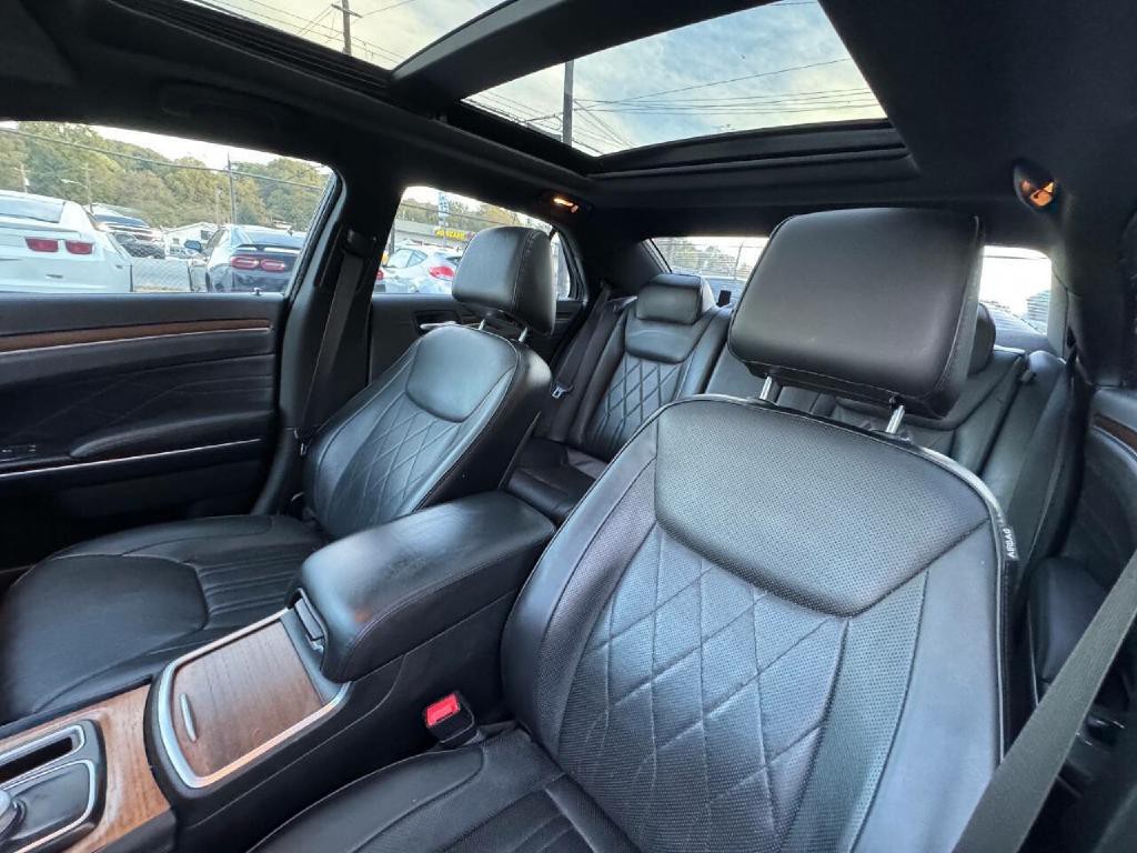 2015 Chrysler 300 Image 21