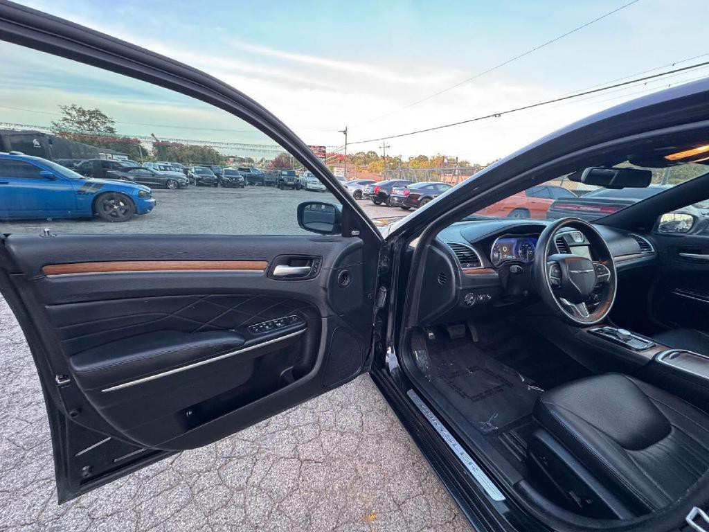 2015 Chrysler 300 Image 23