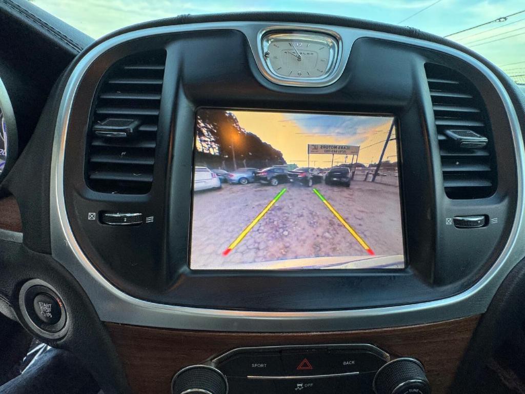 2015 Chrysler 300 Image 25