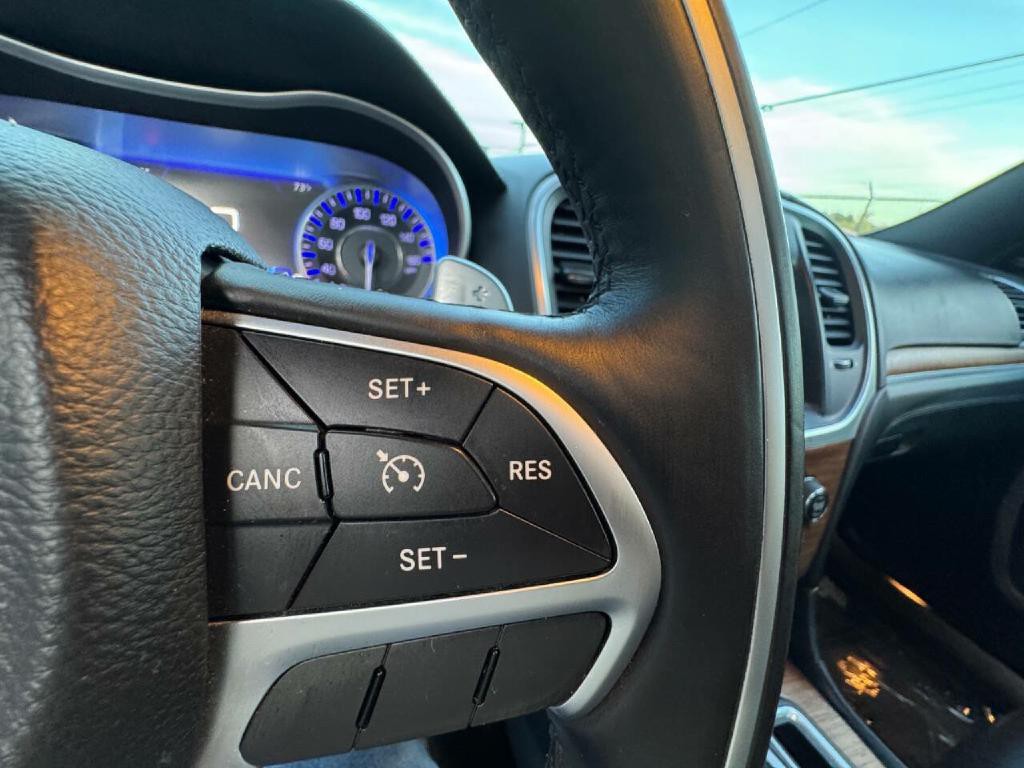 2015 Chrysler 300 Image 30