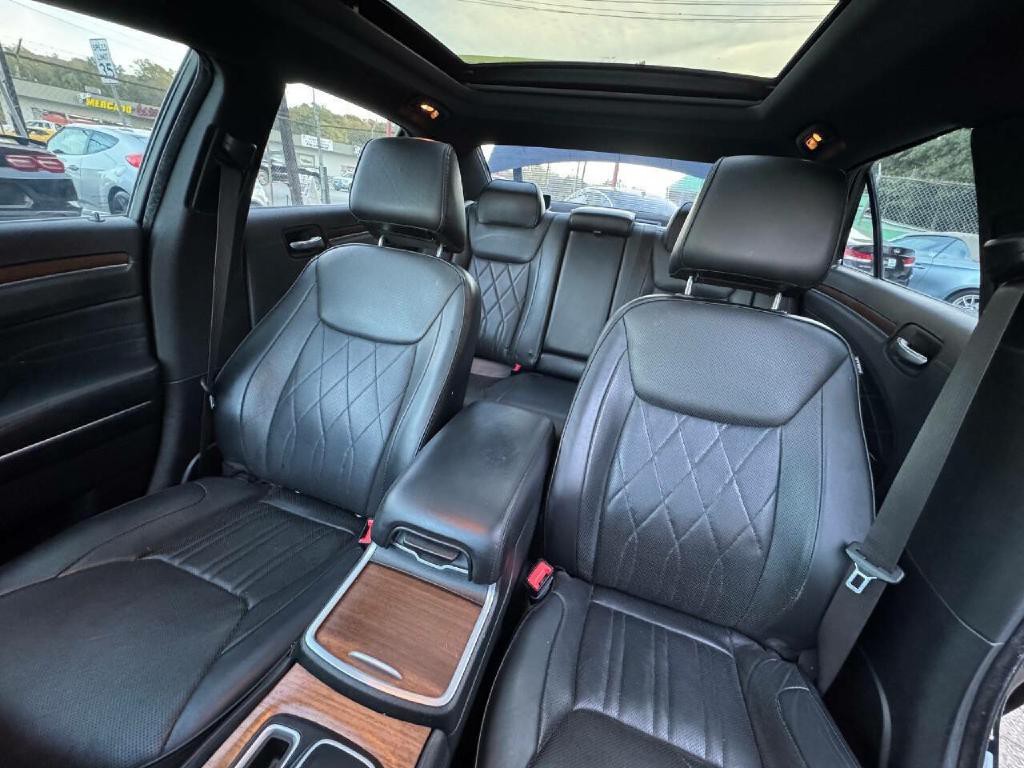 2015 Chrysler 300 Image 32