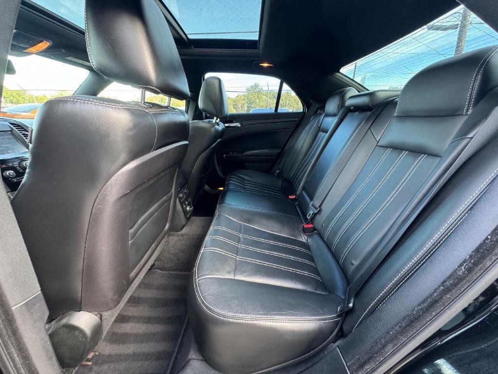 2014 Chrysler 300 Image 9