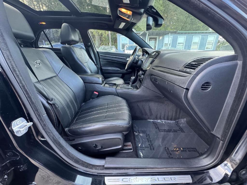 2014 Chrysler 300 Image 16