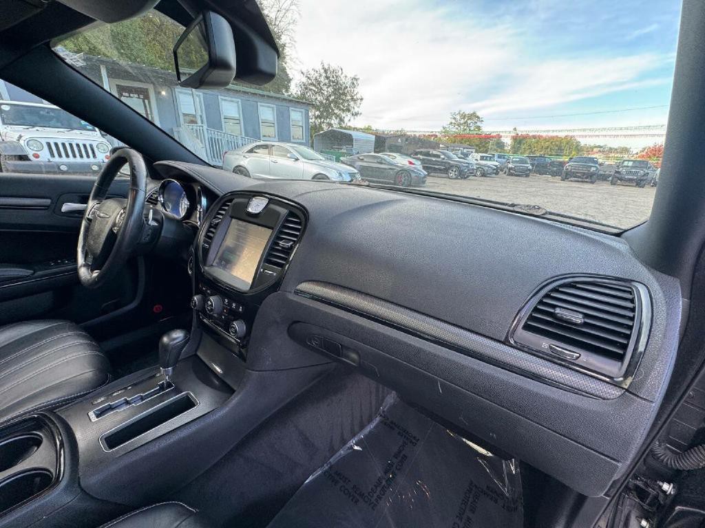 2014 Chrysler 300 Image 17