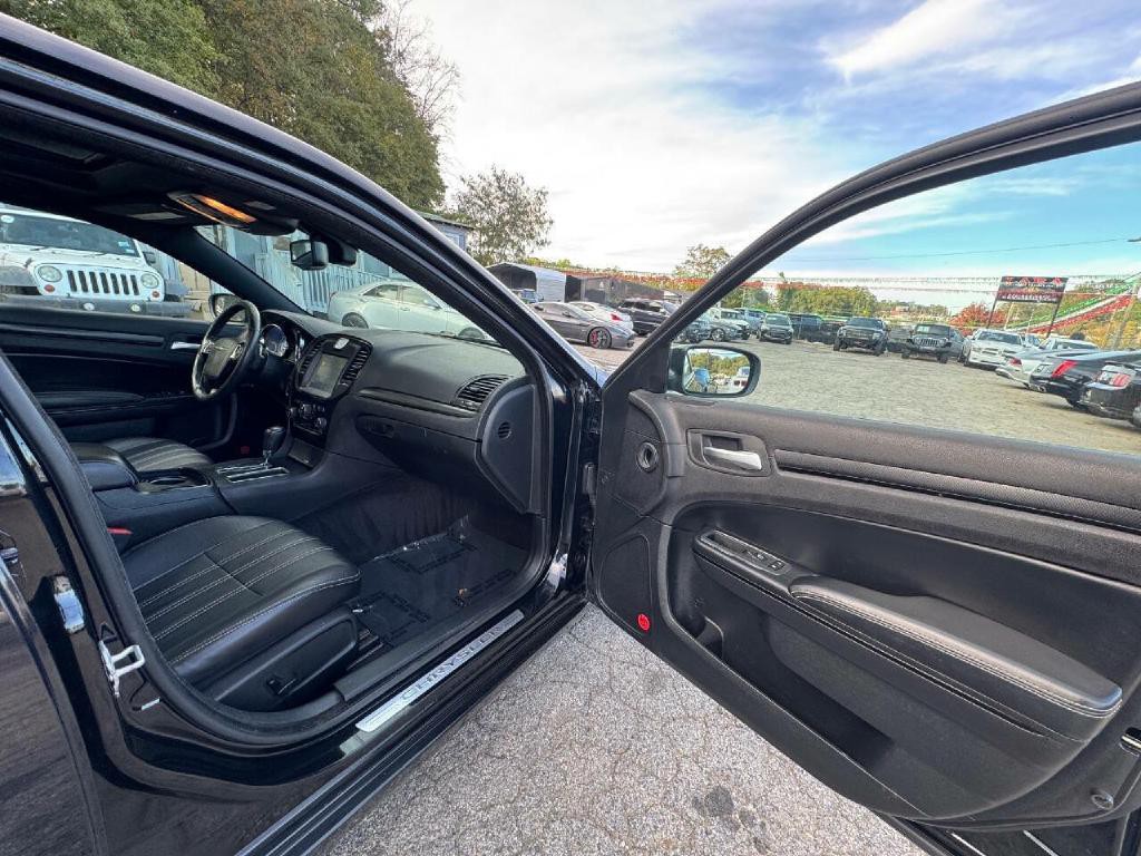 2014 Chrysler 300 Image 19