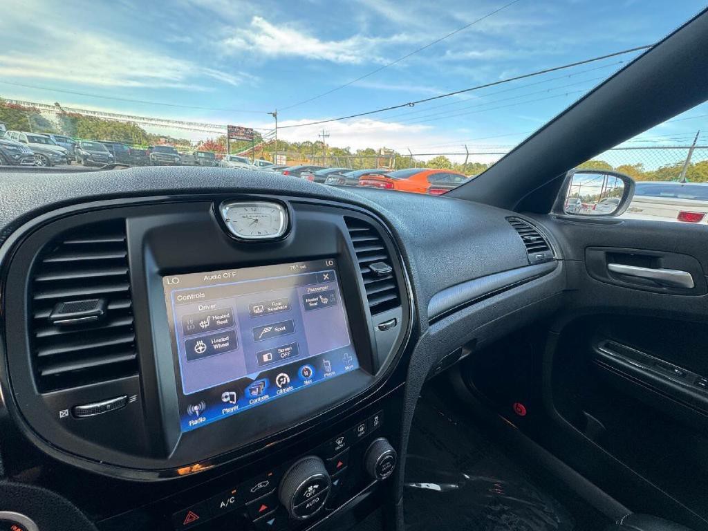 2014 Chrysler 300 Image 26