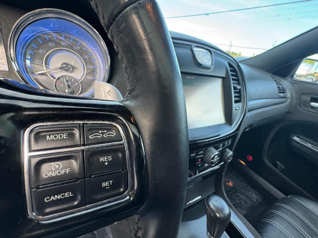 2014 Chrysler 300 Image 31