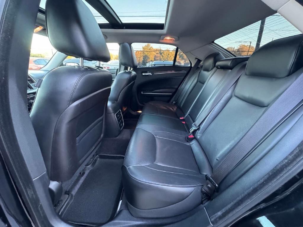 2016 Chrysler 300 Image 9