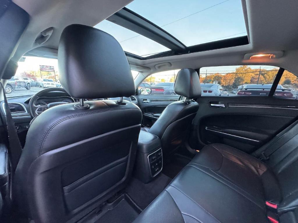 2016 Chrysler 300 Image 11