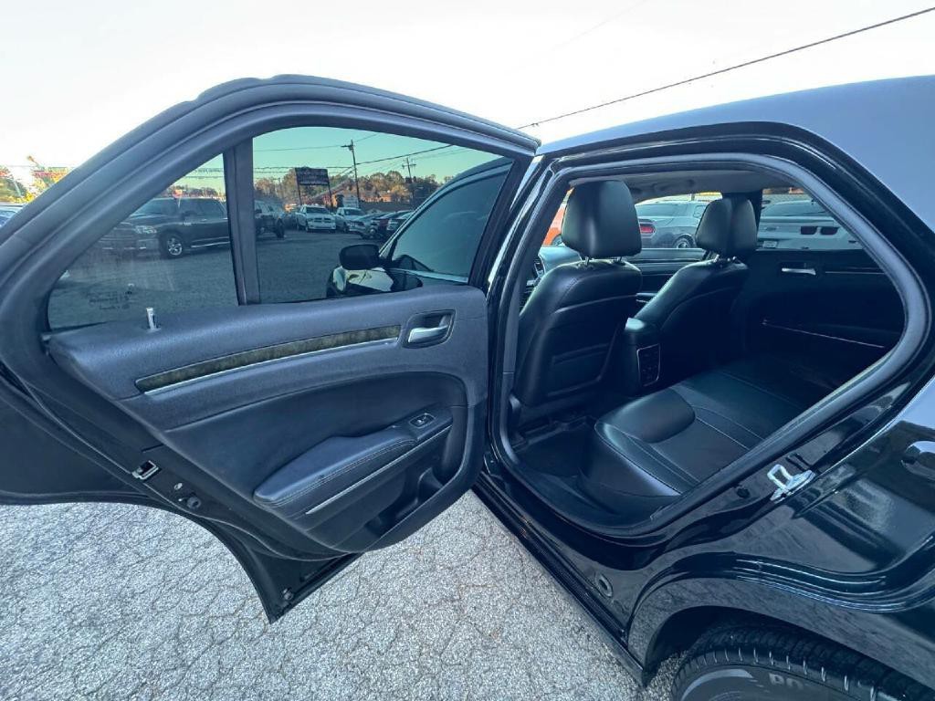 2016 Chrysler 300 Image 12