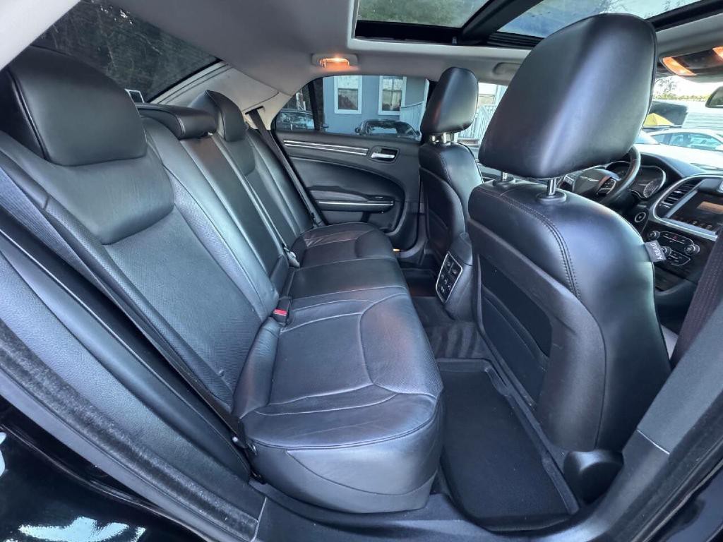 2016 Chrysler 300 Image 13