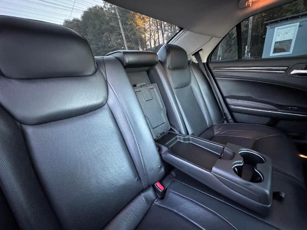 2016 Chrysler 300 Image 15