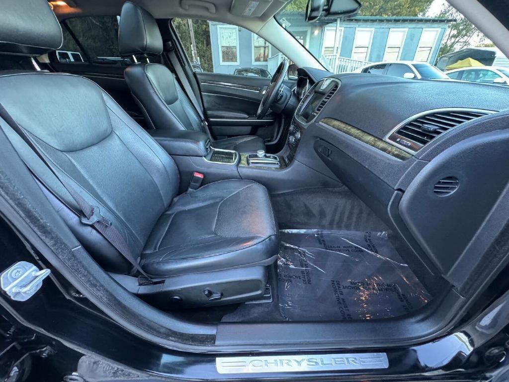 2016 Chrysler 300 Image 17