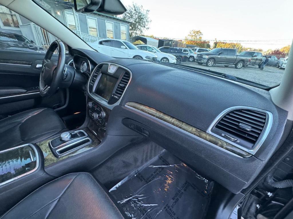 2016 Chrysler 300 Image 18