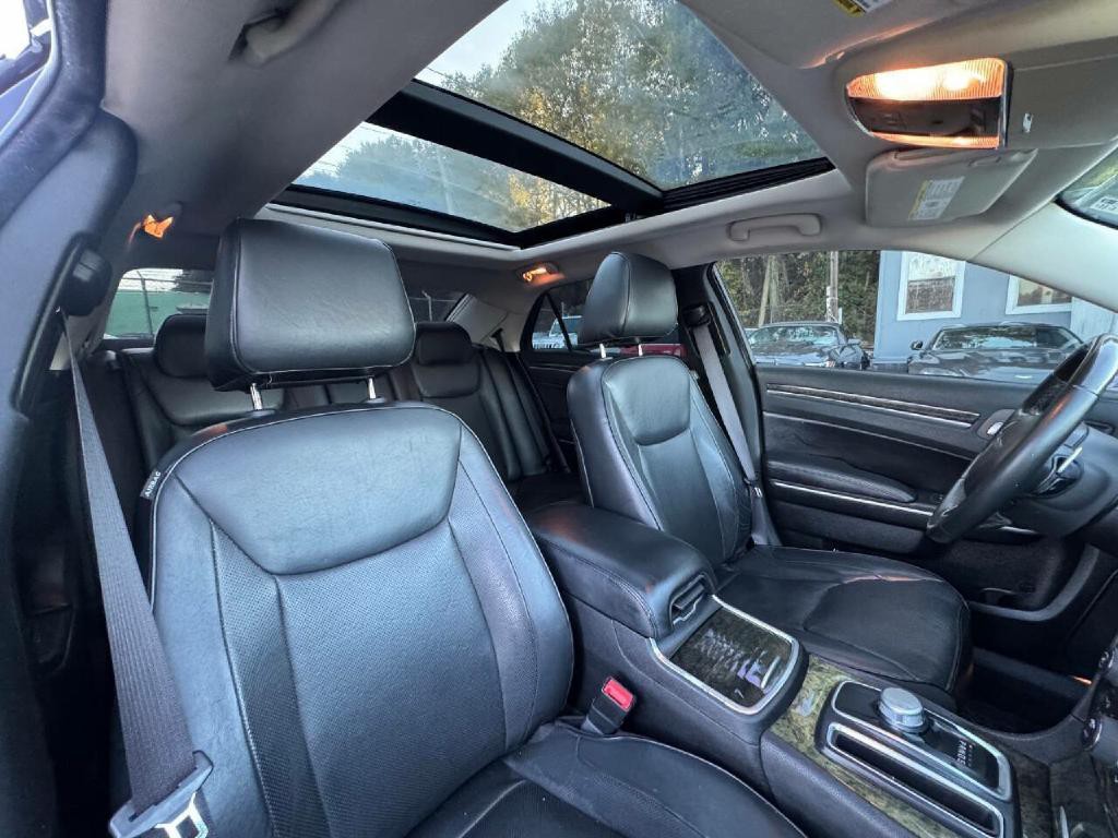 2016 Chrysler 300 Image 19