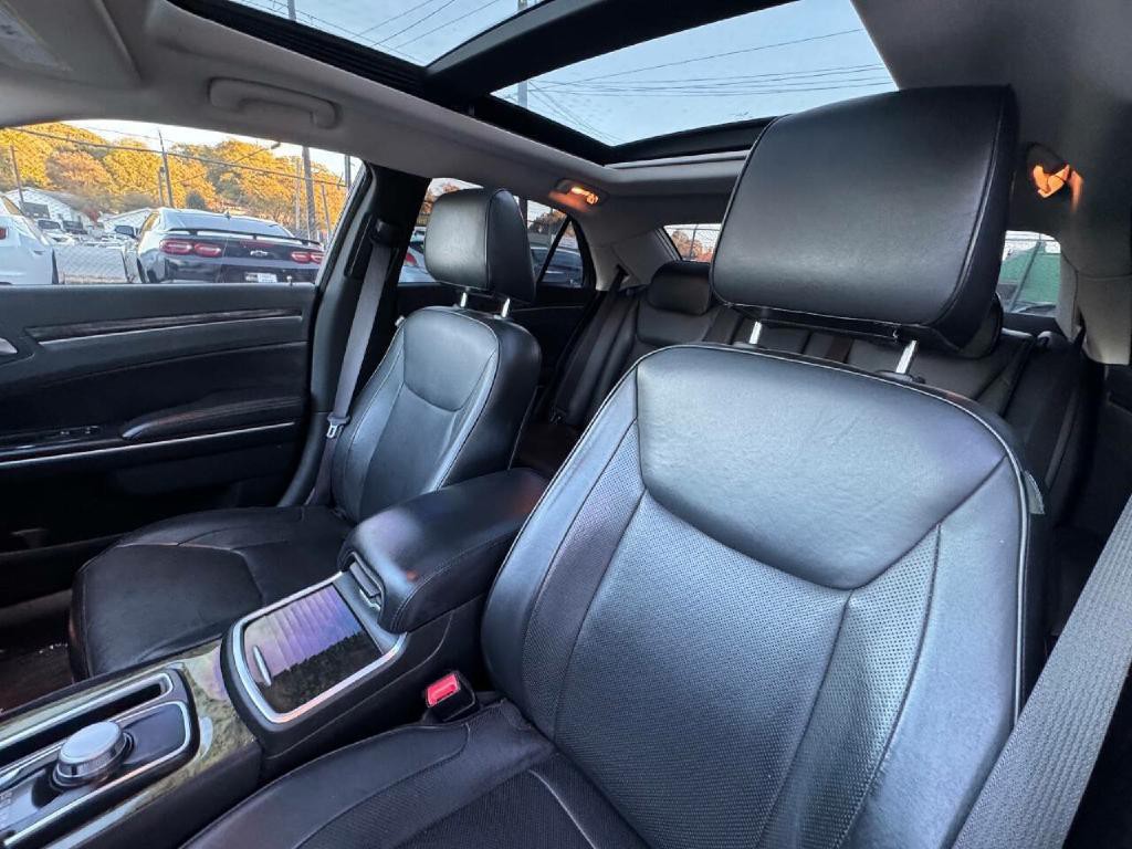 2016 Chrysler 300 Image 22