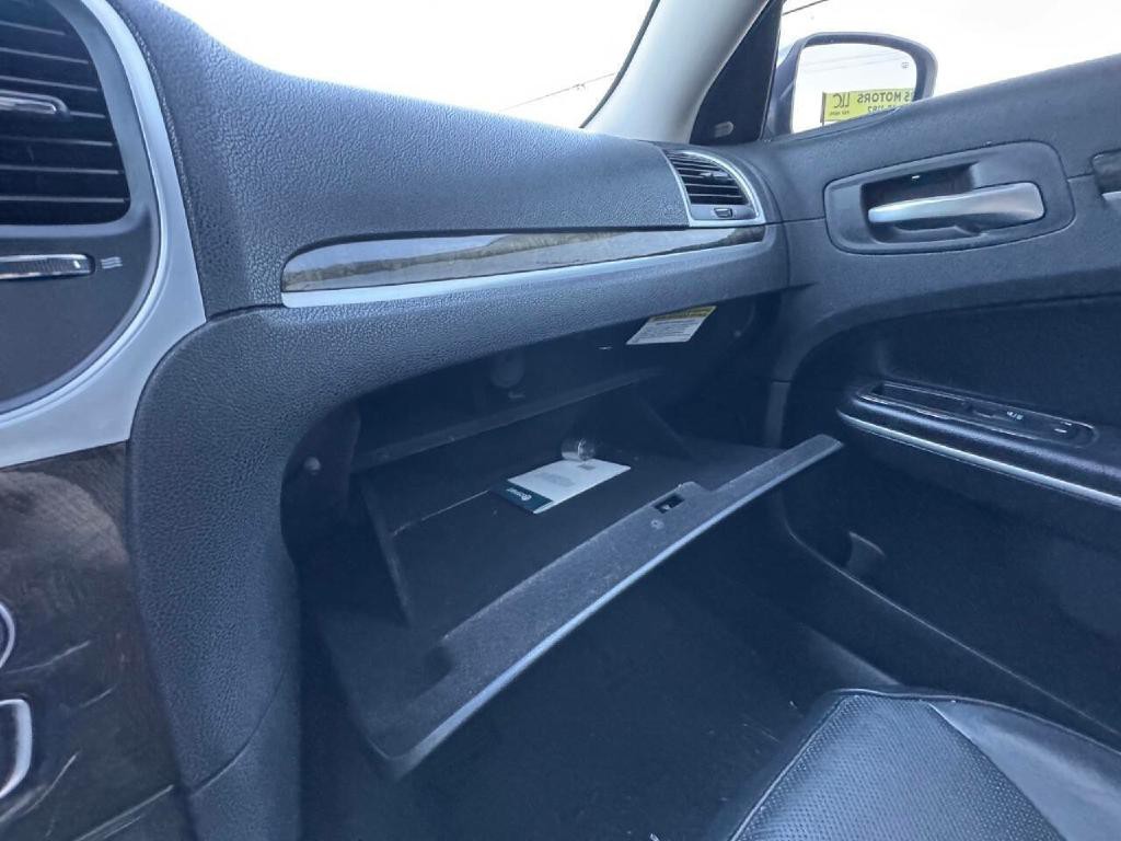 2016 Chrysler 300 Image 31