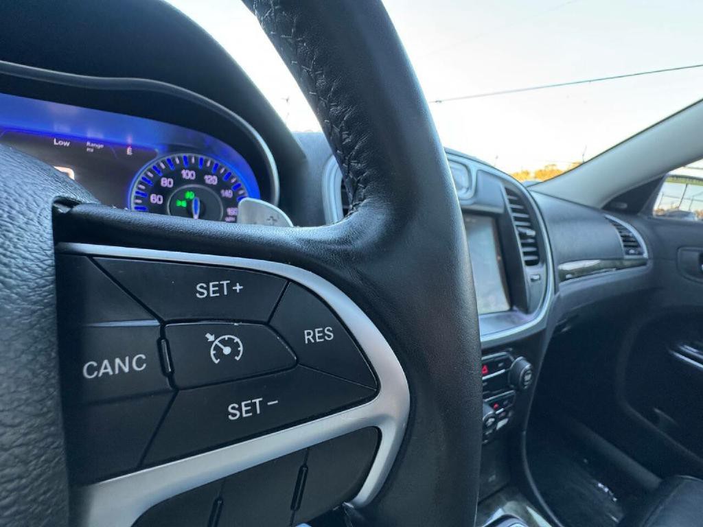 2016 Chrysler 300 Image 32