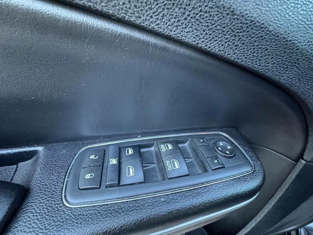 2016 Chrysler 300 Image 35