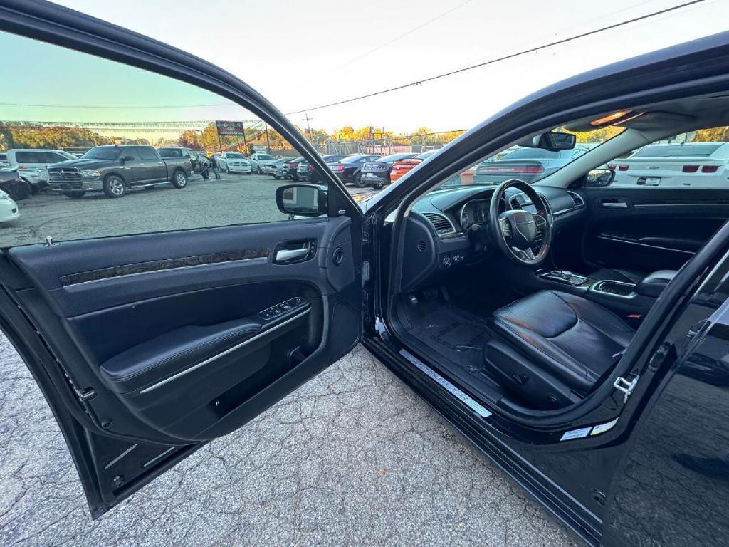 2016 Chrysler 300 Image 24