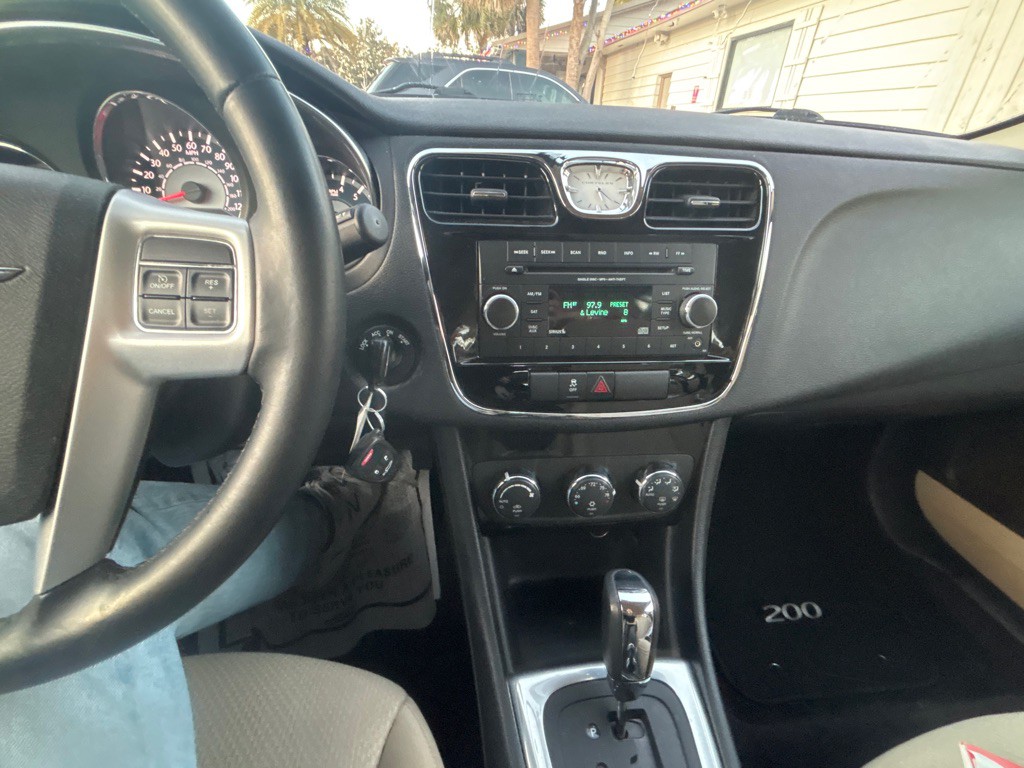 2014 Chrysler 200 Image 2