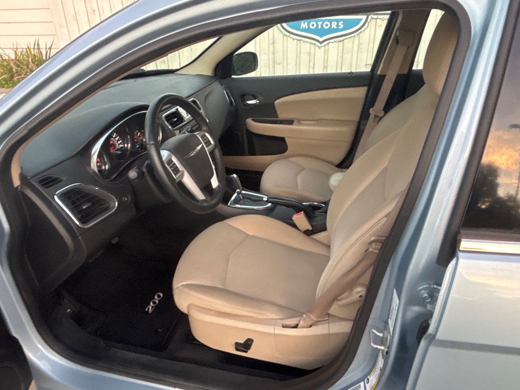 2014 Chrysler 200 Image 3