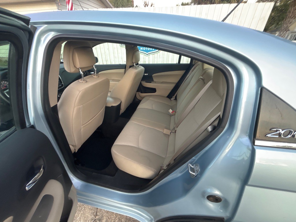 2014 Chrysler 200 Image 4