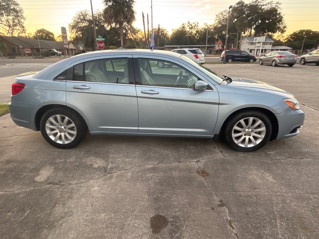 2014 Chrysler 200 Image 10