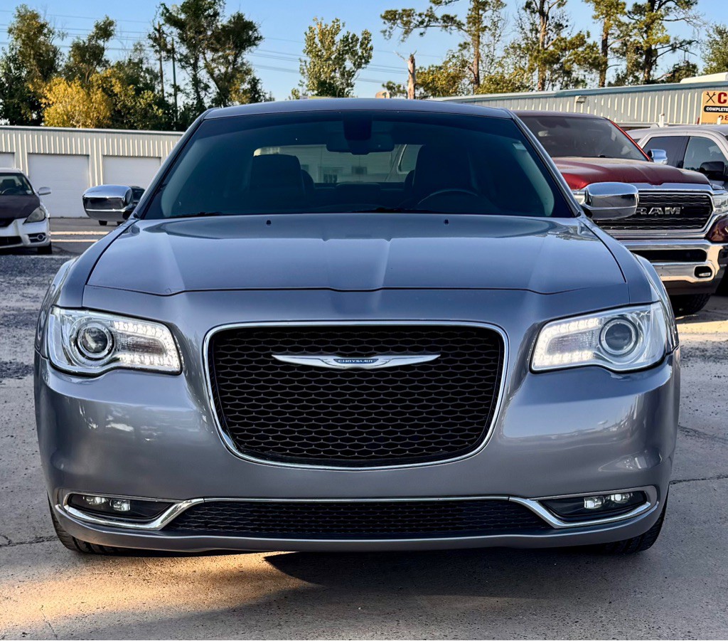 2018 Chrysler 300 Image 2