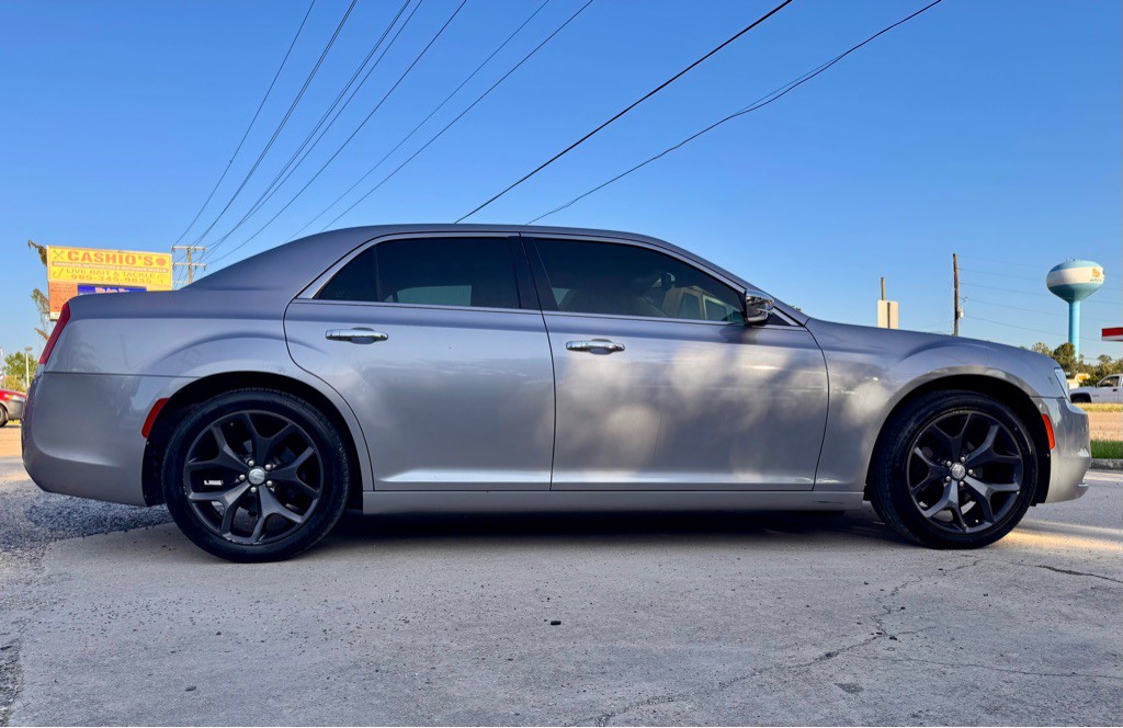 2018 Chrysler 300 Image 4